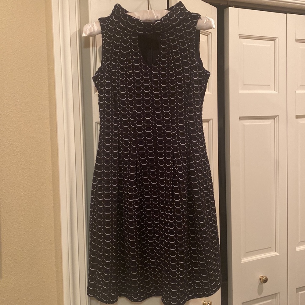 Adorable skater style dress with notched out neckline. PERFECT PARTY DRESS Sz 4